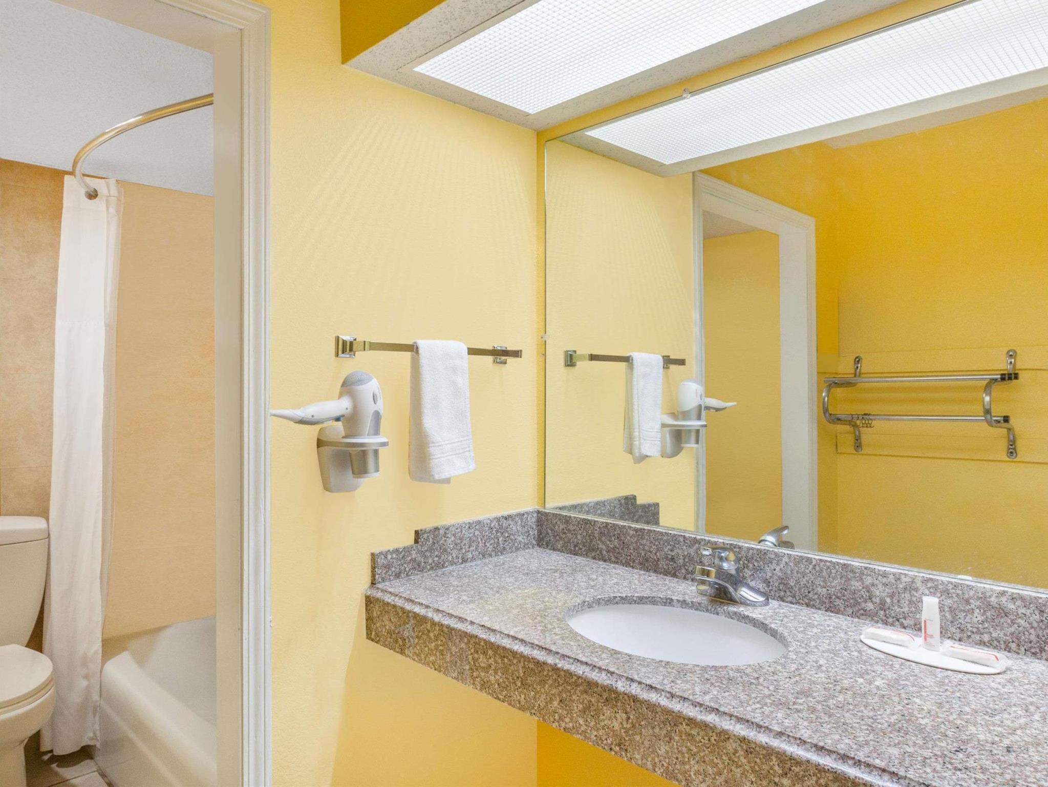 Days Inn Jacksonville Bagian luar foto