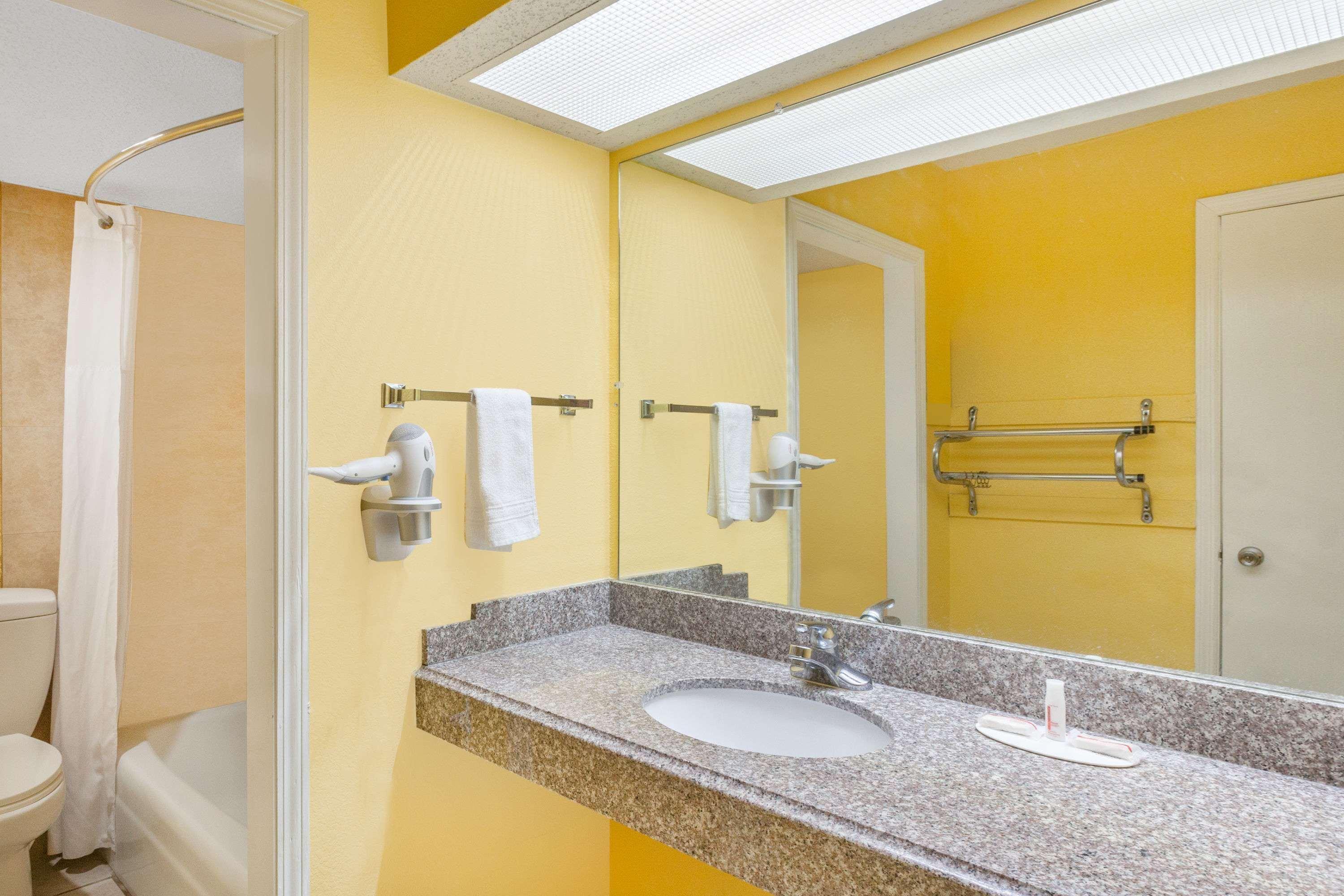 Days Inn Jacksonville Bagian luar foto